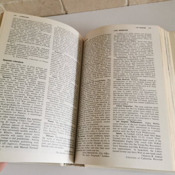 1977 Year Book Encyclopedia Vintage Birthday Gift Annual Recap Grolier Gen X - Picture 8 of 9